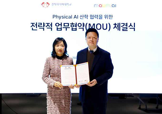 ▲ 경희사이버대학교는 12월 16일 인공지능 전문기업 마음AI와 업무협약을 체결하고, 임직원 및 가족을 대상으로 한 수업료 감면 지원과 상호 교육 협력을 확대하기로 했다(사진=왼쪽부터 손병희 마음AI 전무, 안성식 경희사이버대학교 글로벌·대외협력처장).